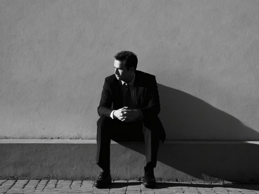 Naturalne światło czy sztuczne oświetlenie – co lepiej sprawdzi się w fotografii biznesowej?